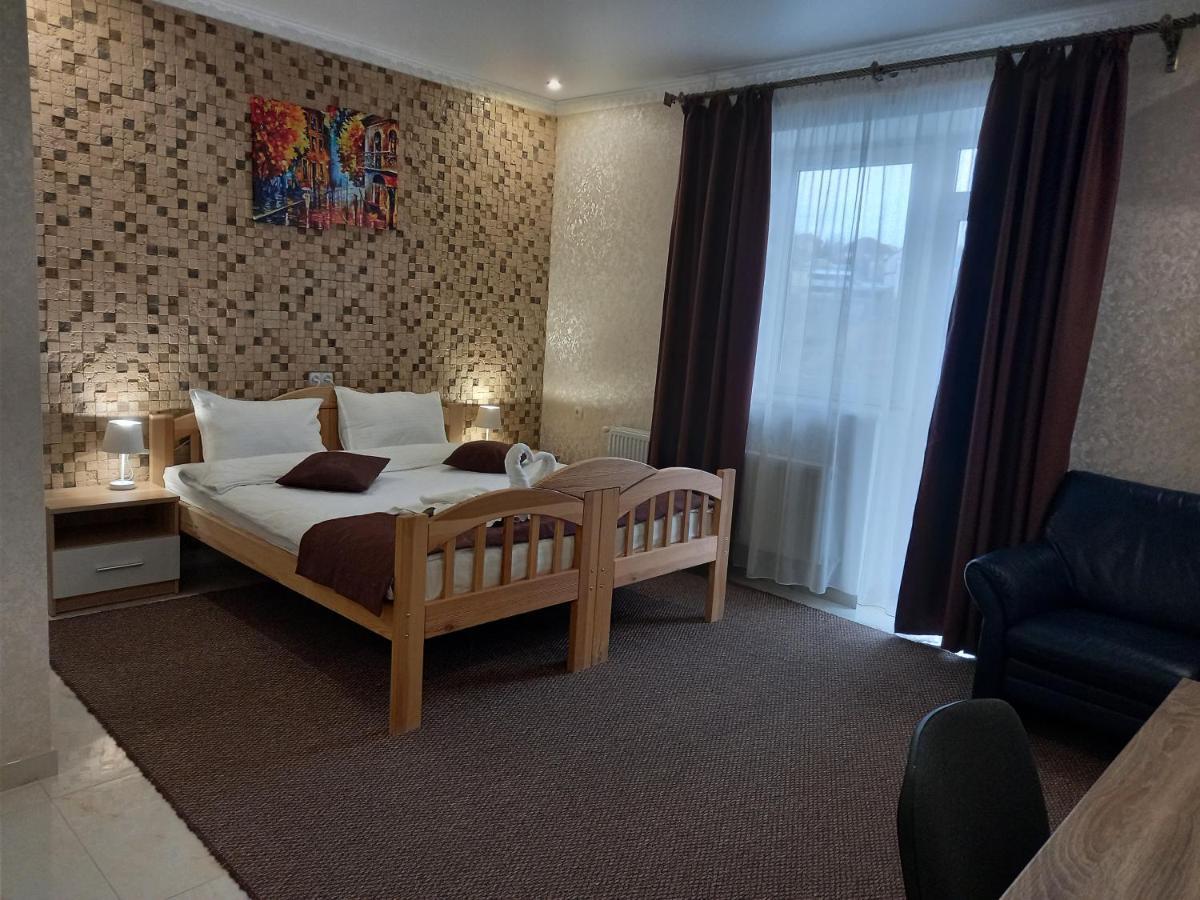 Готель River House Umanʼ Екстериор снимка