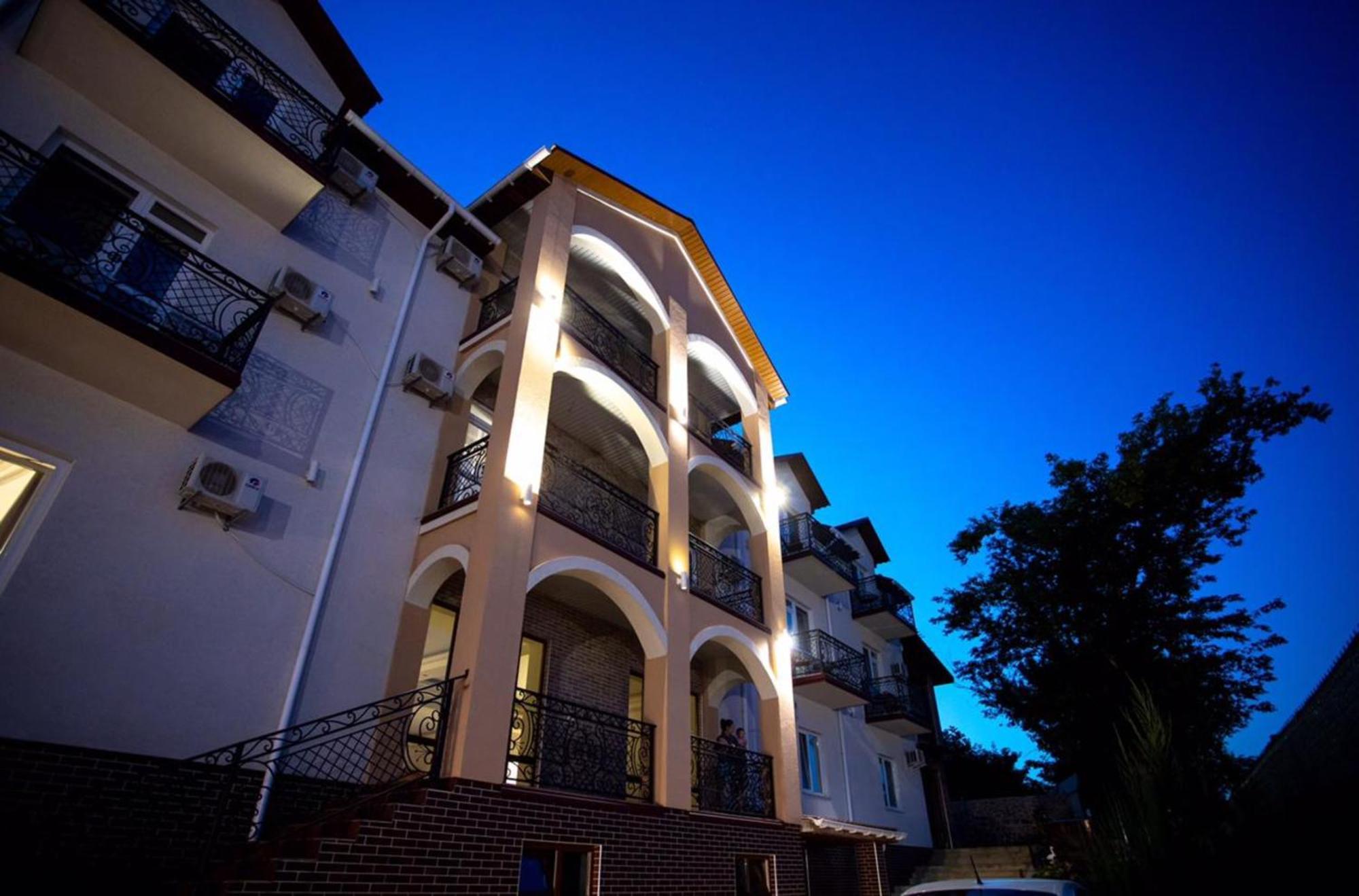 Готель River House Umanʼ Екстериор снимка