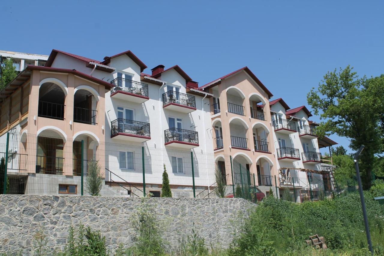 Готель River House Umanʼ Екстериор снимка