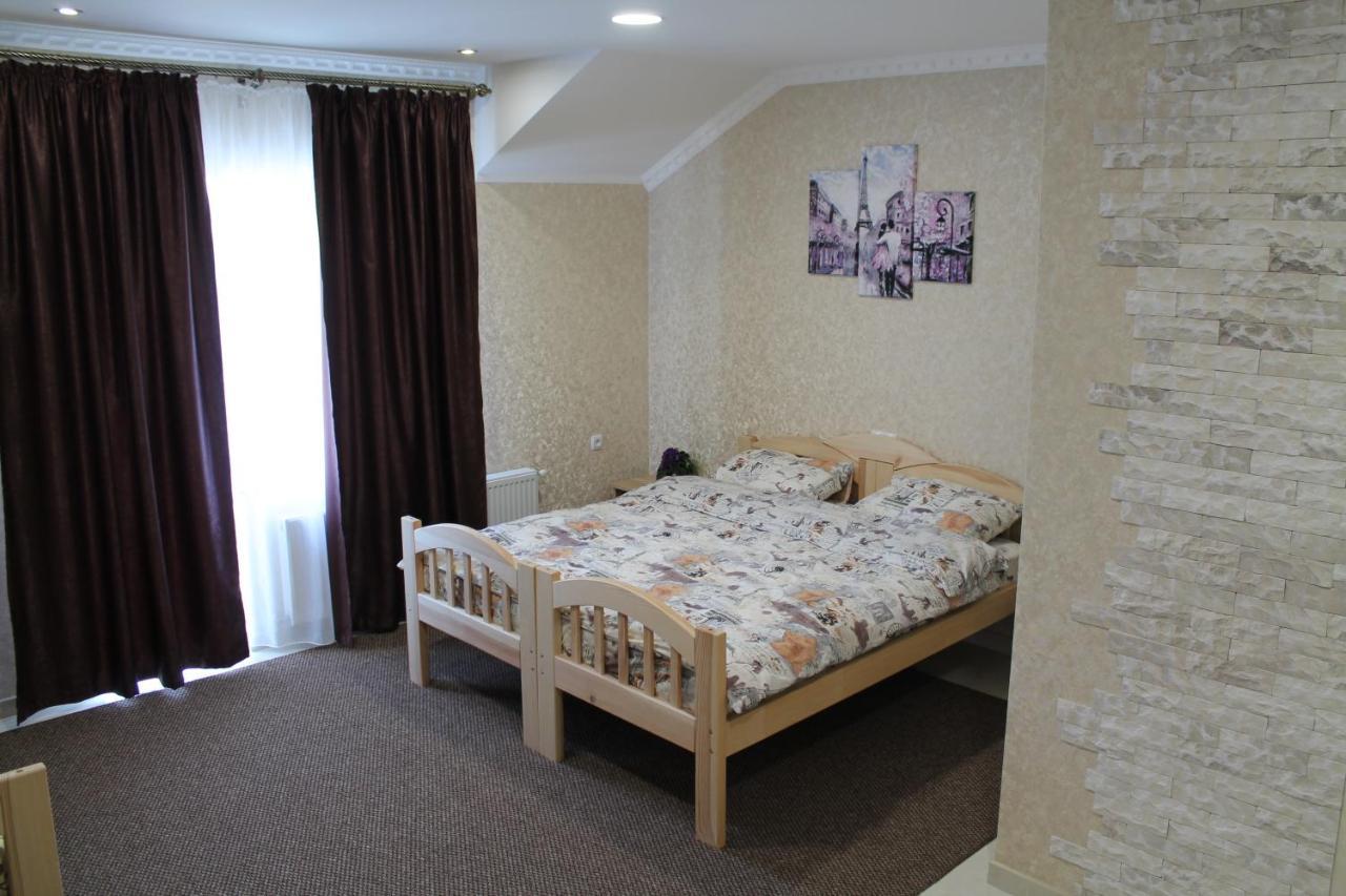 Готель River House Umanʼ Екстериор снимка