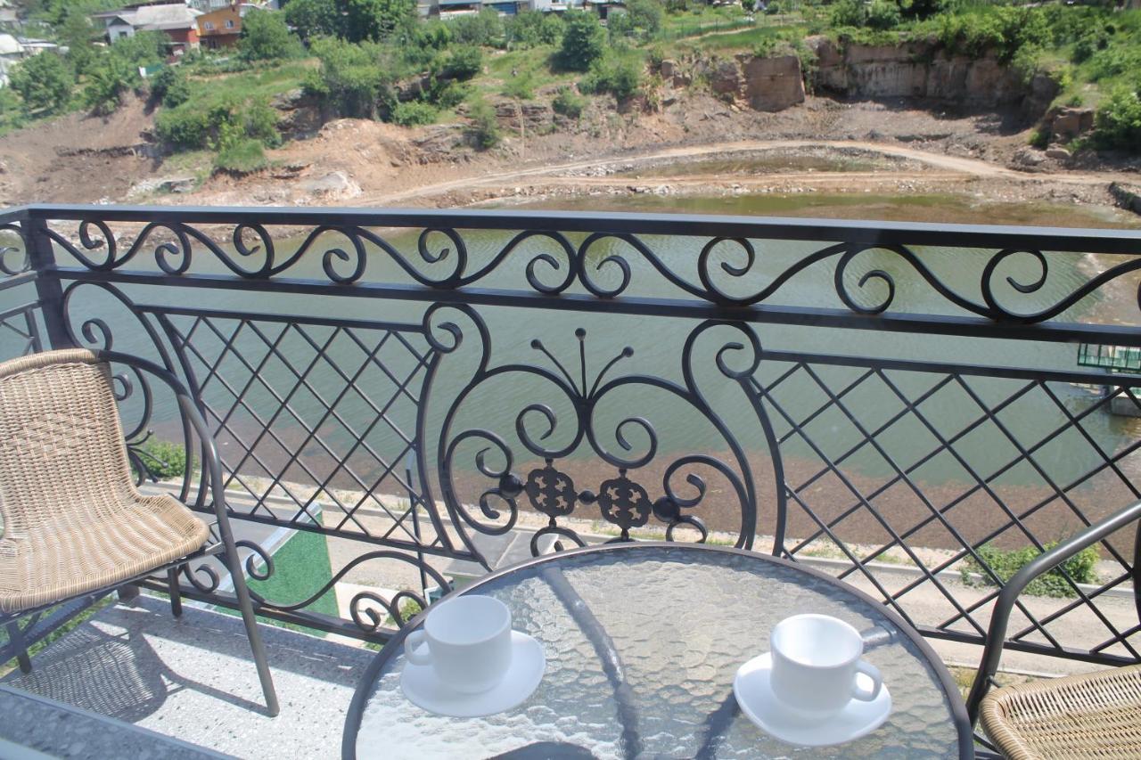Готель River House Umanʼ Екстериор снимка